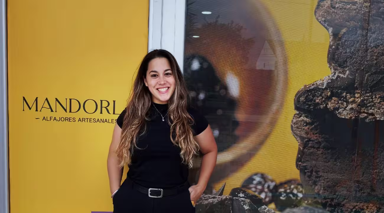 Elaboración artesanal de alfajores en la fábrica Mandorla